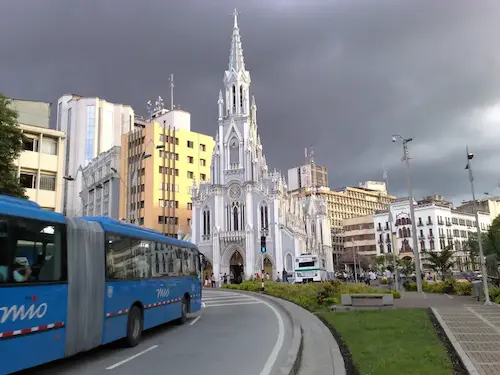 Iglesia La Ermita estilo gótico junto al río Cali